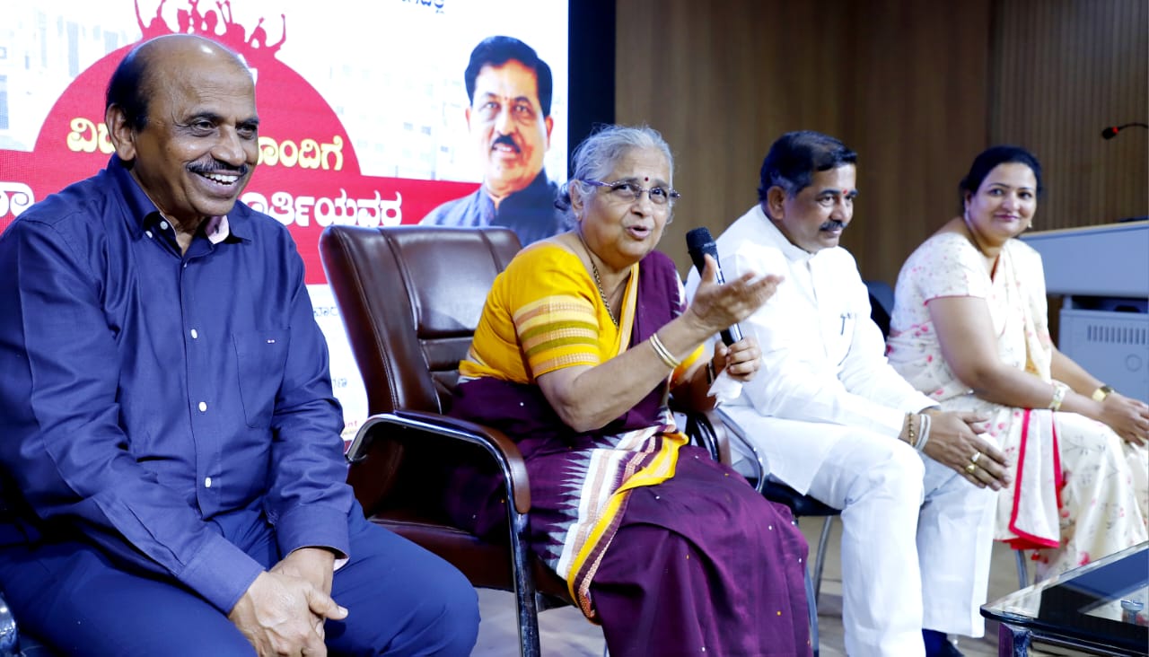 Students interaction with Sudha Murthy : ಇನ್ಫೊಸಿಸ್ ದಿಗ್ಗಜೆ ಸುಧಾ ಮೂರ್ತಿಗೆ ಮಕ್ಕಳ ಪ್ರಶ್ನೆಗಳ ಸುರಿಮಳೆ