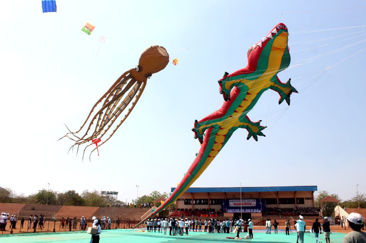 Kite Festival in Bagalkot: ನೀಲಿ ಬಾನಲ್ಲಿ ಚಿತ್ತಾರ ಬಿಡಿಸಿದ ಪತಂಗ…!